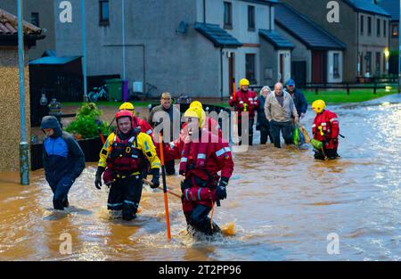 Brechin, Scozia, Regno Unito. 20 ottobre 2023. Il fiume South Esk rompe le sue sponde nelle prime ore del venerdì e inonda strade e case a Brechin. Resc Foto Stock