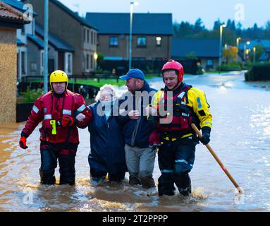 Brechin, Scozia, Regno Unito. 20 ottobre 2023. Il fiume South Esk rompe le sue sponde nelle prime ore del venerdì e inonda strade e case a Brechin. Resc Foto Stock