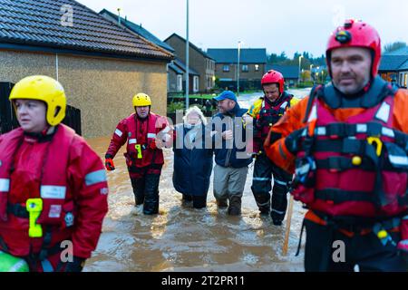 Brechin, Scozia, Regno Unito. 20 ottobre 2023. Il fiume South Esk rompe le sue sponde nelle prime ore del venerdì e inonda strade e case a Brechin. Resc Foto Stock