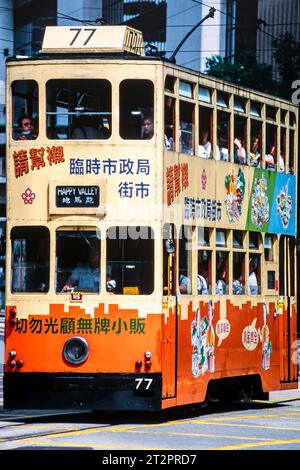 Tram tradizionale per le strade di Wanchai, Hong Kong, sar, Cina Foto Stock