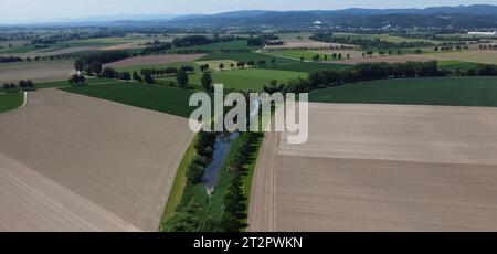 Fiume Danubio con campi prosciugati vicino a Woerth Donau e la chiusa di Geisling, Foto Stock