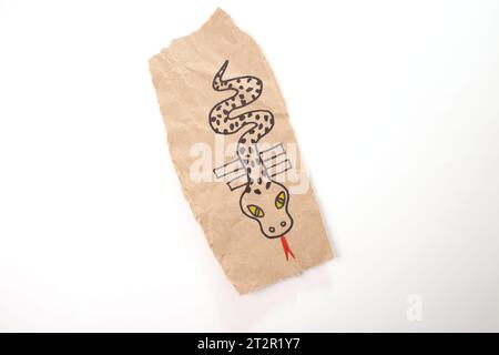 Un serpente o drago fatto di carta riciclata, fai-da-te, tutorial, arte didattica e artigianato per bambini, Foto Stock