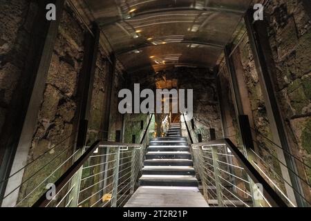 Gerusalemme, Israele - 13 ottobre 2017: Tunnel sotterraneo del muro occidentale con grande passaggio lungo le mura del Monte del Tempio nella città vecchia di Gerusalemme Foto Stock