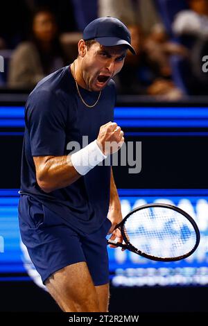 Tokyo, Giappone. 21 ottobre 2023. Aslan KARATSEV (RUS) in azione contro Shintaro MOCHIZUKI (JPN) durante la loro partita di semifinale del Kinoshita Group Japan Open Tennis Championships 2023 all'Ariake Coliseum. Questo è il torneo ATP Tour più longevo in Asia, tenuto per la prima volta nel 1972. Il torneo si svolge dal 16 al 22 ottobre. (Immagine di credito: © Rodrigo Reyes Marin/ZUMA Press Wire) SOLO USO EDITORIALE! Non per USO commerciale! Foto Stock