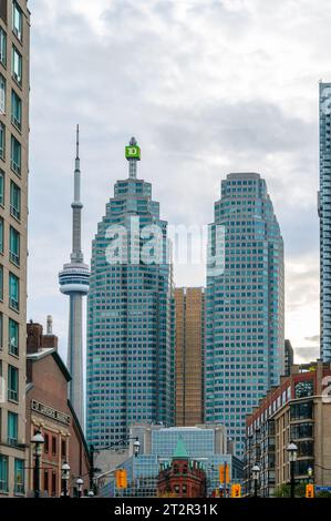 Toronto, Canada, paesaggio urbano che include la CN Tower e il grattacielo di Brookfield Place. Cielo diurno o meteo. Foto Stock