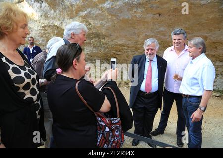 Il preistorico, paleontologo e paleoantropologo Yves Coppens, lo psicologo Jean-Pierre Bouchard e il proprietario Jean-Max Touron del “Abr Foto Stock