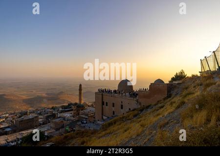 Tetto della Zinciriye Medresesi o Sultan Isa Madrasa al crepuscolo a Mardin, Foto Stock