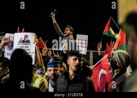 Istanbul, Turchia. 18 ottobre 2023. I manifestanti tengono cartelli e bandiere mentre cantano slogan a sostegno della Palestina durante la manifestazione. Istanbul ha assistito a massicce proteste davanti all'ambasciata americana che condannavano il sostegno americano a Israele nella sua guerra a Gaza, che ha portato alla morte di oltre 4.000 martiri. (Foto di Muhmmad al-Najjar/SOPA Images/Sipa USA) credito: SIPA USA/Alamy Live News Foto Stock