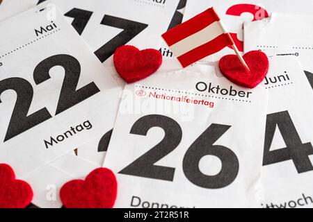 20 ottobre 2023: Pagina del calendario con data 26 ottobre, festa nazionale in Austria. Cuore con bandiera nazionale *** Kalenderblatt mit Datum 26 Oktober, Nationalfeiertag a Österreich. Herz mit Landesflagge Foto Stock