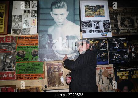 Zur Ritze: Carlo von Tiedemann, 80. Geburtstag, Amburgo, 20.10.2023 Eddy Kante vor einem Fotos von Hanne Kleine Zur Ritze Amburgo Germania *** Zur Ritze Carlo von Tiedemann, 80 compleanno, Amburgo, 20 10 2023 Eddy Kante davanti a una foto di Hanne Kleine Zur Ritze Amburgo Germania credito: Imago/Alamy Live News Foto Stock