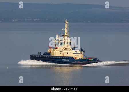 Rimorchiatore Svitzer Avon in partenza per incontrare la portaerei Vichile NOCC Ocenic in direzione dei moli Royal Portbury Foto Stock