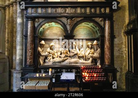 Statua in marmo dell'anunguento di Gesù presso la Cattedrale di San Gudula, Bruxelles, Belgio Foto Stock