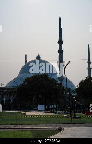 Indonesiano. Moschea fortificata con minareti su ogni lato, cielo sullo sfondo. vista frontale con ampio angolo di visione. Foto Stock