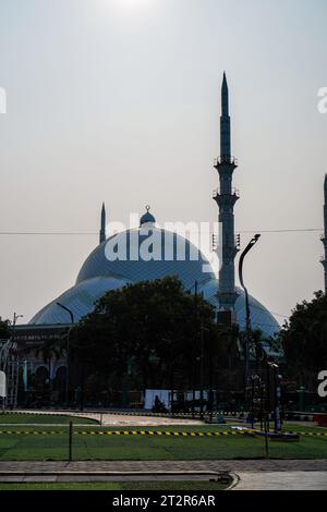 Indonesiano. Moschea fortificata con minareti su ogni lato, cielo sullo sfondo. vista frontale con ampio angolo di visione. Foto Stock