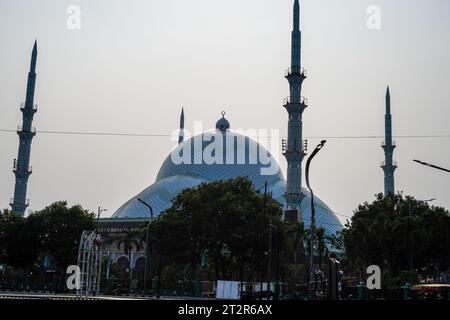 Indonesiano. Moschea fortificata con minareti su ogni lato, cielo sullo sfondo. vista frontale con ampio angolo di visione. Foto Stock