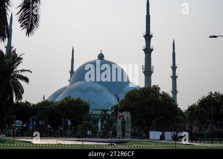 Indonesiano. Moschea fortificata con minareti su ogni lato, cielo sullo sfondo. vista frontale con ampio angolo di visione. Foto Stock