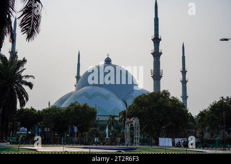 Indonesiano. Moschea fortificata con minareti su ogni lato, cielo sullo sfondo. vista frontale con ampio angolo di visione. Foto Stock