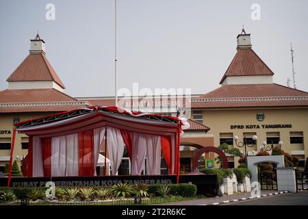 Indonesiano. splendido edificio municipale a due piani. vista frontale con ampio angolo di visione. Foto Stock