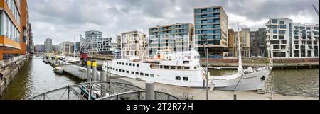 Amburgo, Germania - 21 febbraio 2020: Vista panoramica del quartiere del porto (HafenCity) Amburgo, Germania. Foto Stock