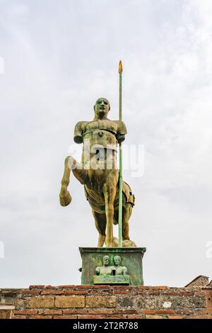POMPEI ITALIA - 20 SETTEMBRE 2023: Mitica statua centauro dello scultore polacco Igor Mitoraj nel foro dell'antica città di Pompei distrutta nel 79 a.C. da Foto Stock