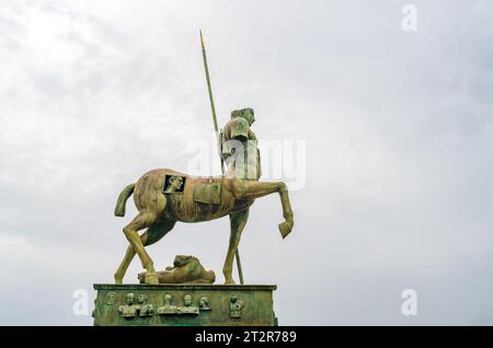 POMPEI ITALIA - 20 SETTEMBRE 2023: Mitica statua centauro dello scultore polacco Igor Mitoraj nel foro dell'antica città di Pompei distrutta nel 79 a.C. da Foto Stock