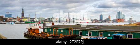 Amburgo, Germania - 21 febbraio 2020: Vista panoramica della città dal punto panoramico di Steinwerder al fiume Elba, all'Elbphilharmonie, al porto e al lungomare di Hamb Foto Stock