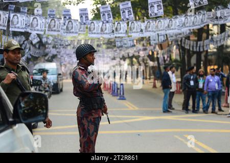 Un membro della Guardia di frontiera Bangladesh (BGB) è di guardia in una strada durante il sondaggio della Dhaka City Corporation. Dacca, Bangladesh. Foto Stock