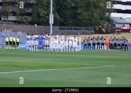 21 ottobre 2023; Campbelltown Stadium, Sydney, NSW, Australia: A-League Football, MacArthur FC contro Brisbane Roar; giocatori, funzionari e tifosi osservano un minuto di silenzio per le vittime del conflitto in Medio Oriente Foto Stock