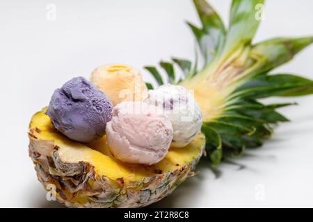 Gelato con creativi cestini di frutta Foto Stock
