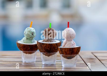 Delizioso gelato cremoso su fondo neutro della tazza di cocco. Foto Stock
