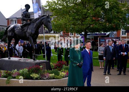 La regina Camilla e il fantino Frankie Dettori dopo l'inaugurazione di una statua creata da Tristram Lewis in vista del QIPCO British Champions Day all'ippodromo di Ascot, Berkshire. Data immagine: Sabato 21 ottobre 2023. Foto Stock