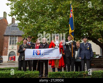 Brentwood Essex 21 ottobre 2023 il ramo di Brentwood della Royal British Legion lancia l'appello papavero con il sindaco di Brentwood Gareth Barrett e i veterani in vista del lancio dell'appello in negozi, ristoranti, cuccioli, chiese e scuole intorno al quartiere credito: Richard Lincoln/Alamy Live News Foto Stock