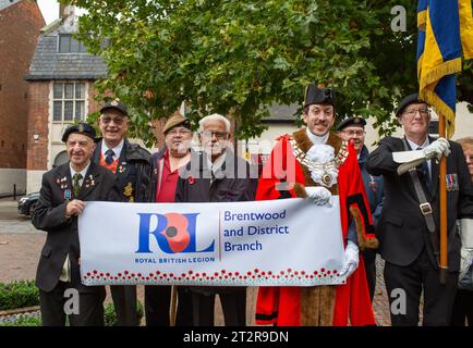 Brentwood Essex 21 ottobre 2023 il ramo di Brentwood della Royal British Legion lancia l'appello papavero con il sindaco di Brentwood Gareth Barrett e i veterani in vista del lancio dell'appello in negozi, ristoranti, cuccioli, chiese e scuole intorno al quartiere credito: Richard Lincoln/Alamy Live News Foto Stock