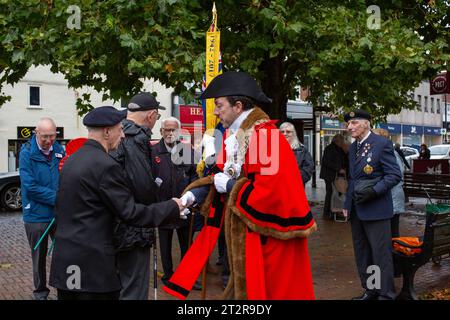 Brentwood Essex 21 ottobre 2023 il ramo di Brentwood della Royal British Legion lancia l'appello papavero con il sindaco di Brentwood Gareth Barrett e i veterani in vista del lancio dell'appello in negozi, ristoranti, cuccioli, chiese e scuole intorno al quartiere credito: Richard Lincoln/Alamy Live News Foto Stock