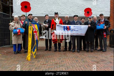 Brentwood Essex 21 ottobre 2023 il ramo di Brentwood della Royal British Legion lancia l'appello papavero con il sindaco di Brentwood Gareth Barrett e i veterani in vista del lancio dell'appello in negozi, ristoranti, cuccioli, chiese e scuole intorno al quartiere credito: Richard Lincoln/Alamy Live News Foto Stock