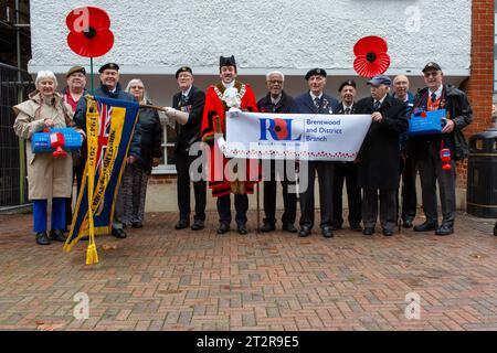 Brentwood Essex 21 ottobre 2023 il ramo di Brentwood della Royal British Legion lancia l'appello papavero con il sindaco di Brentwood Gareth Barrett e i veterani in vista del lancio dell'appello in negozi, ristoranti, cuccioli, chiese e scuole intorno al quartiere credito: Richard Lincoln/Alamy Live News Foto Stock