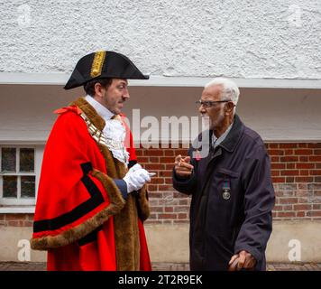 Brentwood Essex 21 ottobre 2023 il ramo di Brentwood della Royal British Legion lancia l'appello papavero con il sindaco di Brentwood Gareth Barrett e i veterani in vista del lancio dell'appello in negozi, ristoranti, cuccioli, chiese e scuole intorno al quartiere credito: Richard Lincoln/Alamy Live News Foto Stock