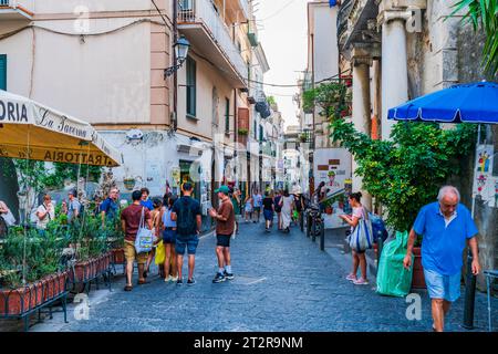 AMALFI, ITALIA - 21 SETTEMBRE 2023: Amalfi è una città situata sulle colline della costa sud-occidentale italiana in Campania. La Costiera Amalfitana è il viaggio più popolare e.. Foto Stock