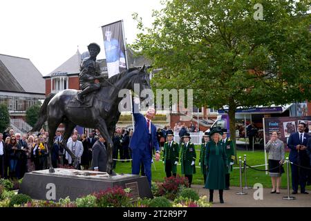 Jockey Frankie Dettori guarda una statua di sé stesso creata da Tristram Lewis dopo essere stata svelata dalla regina Camilla durante una cerimonia in vista del QIPCO British Champions Day all'ippodromo di Ascot, Berkshire. Data immagine: Sabato 21 ottobre 2023. Foto Stock