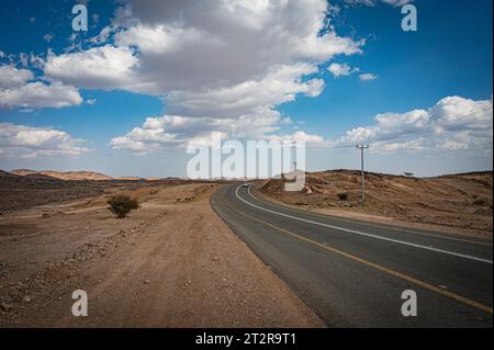 Una bella strada non det il cielo limpido dall'Arabia Saudita Foto Stock