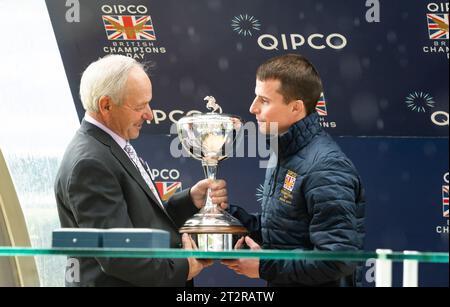 Ascot Racecourse, Berkshire, UK; il fantino William Buick viene presentato con il Champion Jockey Trophy 2023 da Steve Cauthen, all'Ascot Racecourse del QIPCO British Champions Day 2023. Credito immagini equine JTW / Alamy Live News Foto Stock