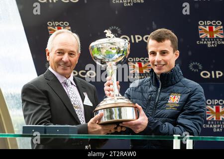 Ascot Racecourse, Berkshire, UK; il fantino William Buick viene presentato con il Champion Jockey Trophy 2023 da Steve Cauthen, all'Ascot Racecourse del QIPCO British Champions Day 2023. Credito immagini equine JTW / Alamy Live News Foto Stock