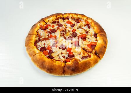 Deliziosa pizza classica italiana Pepperoni con salsicce e mozzarella di formaggio su sfondo bianco Foto Stock