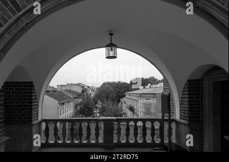 Finestra ad arco con vista sulla storica città vecchia di Cracovia, Polonia Foto Stock