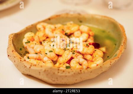 Gambas blancas al ajillo (gamberi bianchi all'aglio spagnolo) Foto Stock