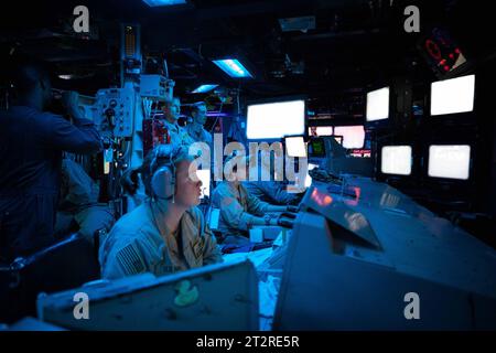 I marinai assegnati al cacciatorpediniere a missili guidati classe Arleigh Burke USS Carney (DDG 64) sono di guardia nel Combat Information Center della nave durante un'operazione per sconfiggere una combinazione di missili Houthi e veicoli aerei senza equipaggio nel Mar Rosso, il 19 ottobre 2023. Carney è dispiegato nell'area operativa della 5th Fleet degli Stati Uniti per contribuire a garantire la sicurezza marittima e la stabilità nella regione del Medio Oriente. Foto di MC2 Aaron Lau/U.S. Navy/UPI Credit: UPI/Alamy Live News Foto Stock