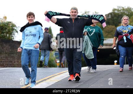 21 ottobre 2023; Gtech Community Stadium, Brentford, Londra, Inghilterra; Premier League Football, Brentford contro Burnley; tifosi del Burnley che arrivano al Gtech Community Stadium Foto Stock