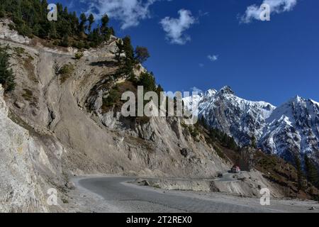 I veicoli si spostano attraverso Zojia, un pericoloso passo di montagna dell'Himalaya, che collega la valle del Kashmir al territorio dell'Unione del Ladakh al confine con la Cina. Zojila è un alto passo di montagna ad un'altitudine di 3,536 m (11.601ft) sopra il livello del mare, noto anche come "passo di montagna delle Blizzards". (Foto di Saqib Majeed / SOPA Images/Sipa USA) Foto Stock