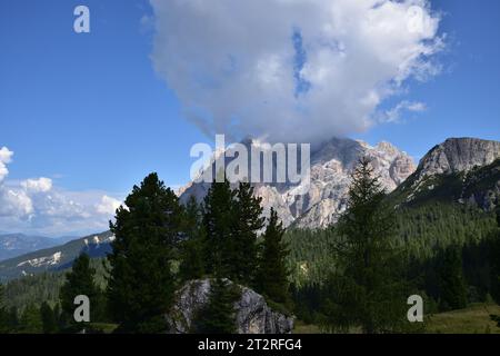 Dal passo Valparola si può ammirare Pico Setsas, alto 2429 metri, montagne che fiancheggiano il Lagazuoi con un'eccellente vista sulla Val Badia Foto Stock