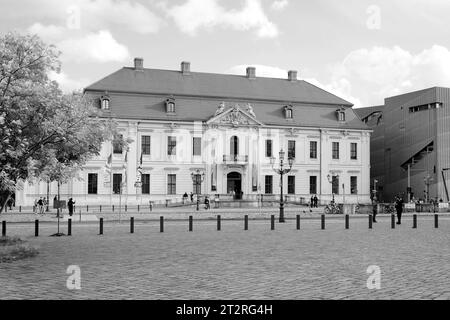 Berlino, Germania, 14 ottobre 2023, Old Building of the Jewish Museum in Lindenstrasse a Kreuzbergin in bianco e nero Foto Stock